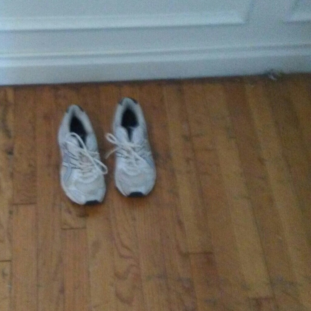 Sports shoes